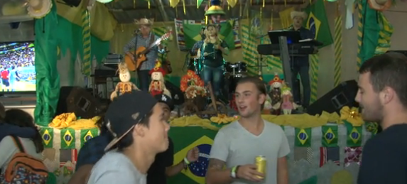 MudaMais's tweet photo. Comida brasileira: os gringos piram http://t.co/viSksE3MYU #ENCERRAMENTODACOPA http://t.co/B6rbQRJYNq
