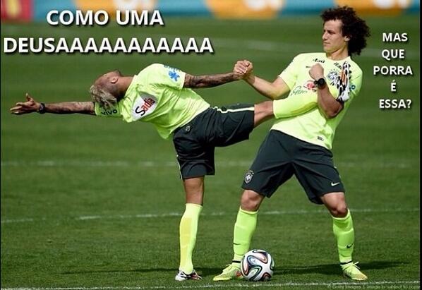 Videmidul's tweet photo. NÃO PQ ESTOU RINDO DISSO HAHAHAHAHA #ENCERRAMENTODACOPA http://t.co/myq8MCCYwz