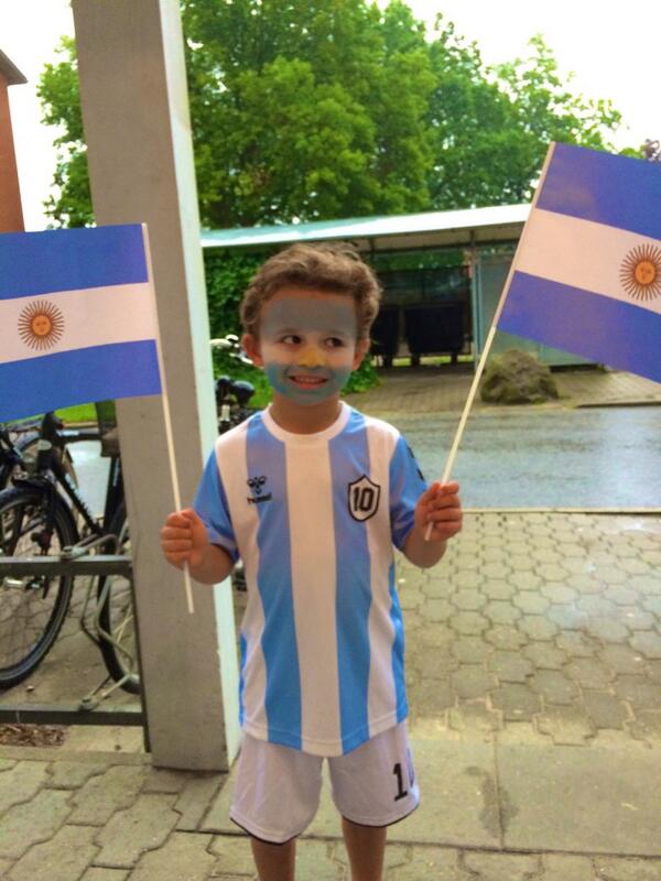 AbdulDezkam's tweet image. Jibril på 5 år er klar til kampen. Han holder med..Ja,gæt selv :-) #vmdk #vmdr #sambabold #WorldCup2014 @DRSporten