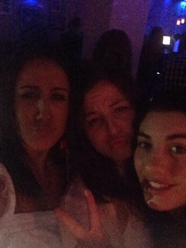 analucena3's tweet photo. Guapas! @meriblay @andrea_dmd http://t.co/FKFWQae1jS