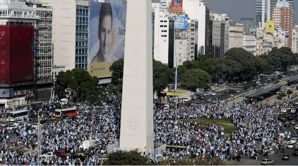 Infomedia24hrs's tweet photo. #AHORA #ARG #CABA OBELISCO - Un pueblo te quiere ver #ArgentinaCampeonBrasil2014 (Foto #VIVO) http://t.co/V8DsdPjl8x