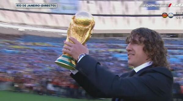 marca's tweet photo. Puyol, alzando la copa al cielo. España entrega el trofeo  #ElMundialenMARCA http://t.co/z2J8WhB6h2