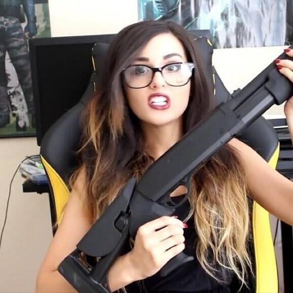 @PORKYGIGLOL @sssniperwolf @FrostieClouds yeah she will shoot you.