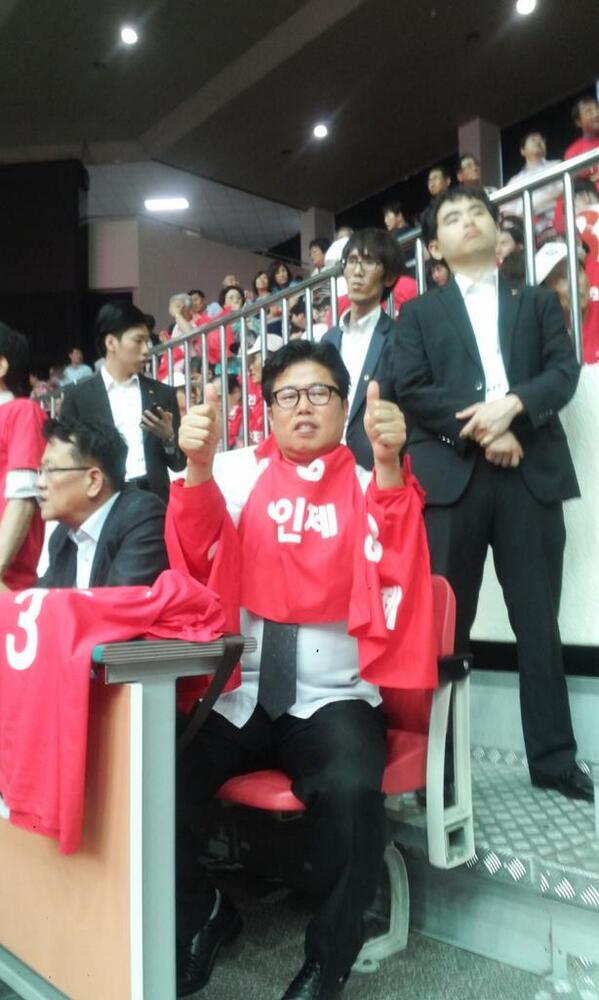 정치에서는 옳고 그름이
존재하지는 않는다
니편과 내편이 존재할뿐
과정은 중요하지 않다
결론만이 존재 할뿐이다
진실...?     왜곡될뿐이다