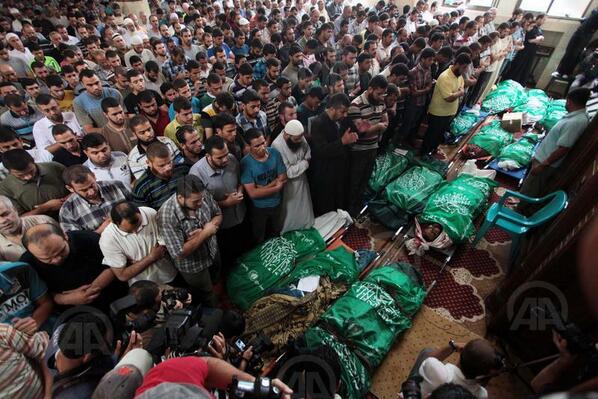 Gazze bu gün şehitlerini uğurladı. İsrail'in saldırılarında 166 kişi hayatını kaybetti.
#SilenceWeAreKilling