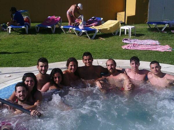 rafatgonzalez's tweet photo. Buen dia de cumpleaños en la piscina con esta gente😎🌞 👌👌 http://t.co/1OdMZ53rjg