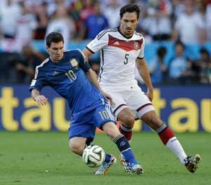 Sports_NDTV's tweet photo. #WorldCupfinal: Messi has created several chances for #ARG but #GER defence has held on http://t.co/GEFJOkFpj8 http://t.co/WvqzJelFtF