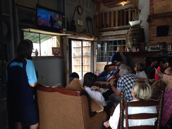 WineAndWellness's tweet image. Watching the game with a gang of soccer, wine &amp;amp; pizza fans @Terracello Go Argentina!  #PEC #WorldCupFinal