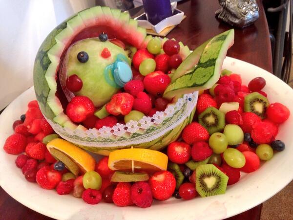FillingsHuds's tweet photo. Fruit baby great idea by my mother in law for a baby shower http://t.co/4zJOlt6nqQ