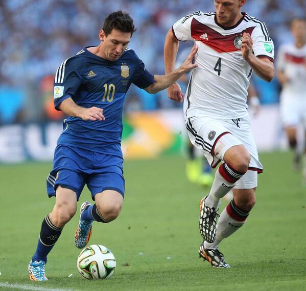 من يتوقع فوز الأرجنتيين ريتوووووووووويت 

#ألمانيا_الأرجنتين 
#كأس_العالم 
#نهائي_كاس_العالم