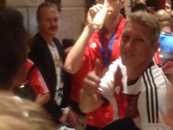 Sky_Uli's tweet image. @Sky_Uli Kampfschwein Basti. Thumb up