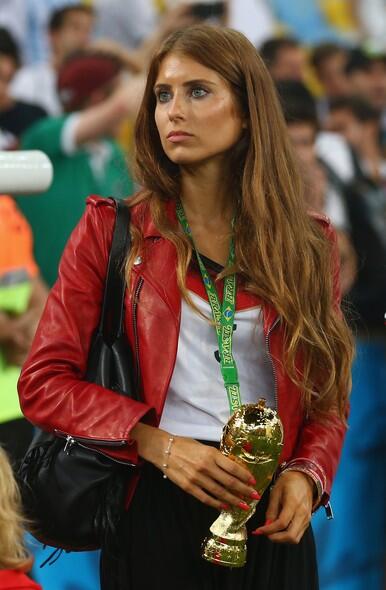 Mulheres dos campeões bateram um bolão na arquibancada glo.bo/1mz4IRZ #Copa #GER