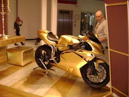 Es_Lujo's tweet photo. Una moto recubierta de oro, valorada en mucho dinero.
RT y FAV si te gusta. http://t.co/5IgdXIQ9MY