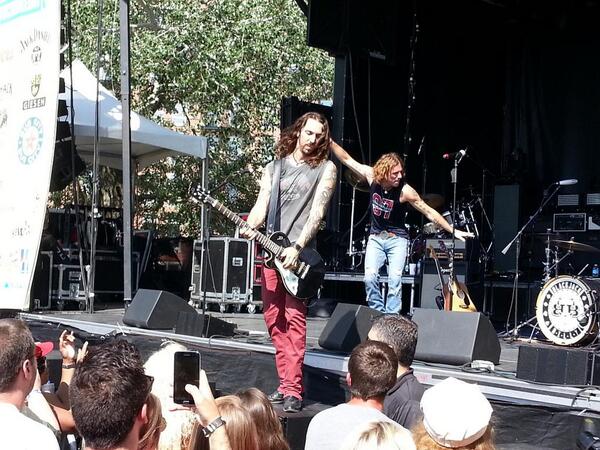 jpmayniac's tweet photo. @Blackjack_Billy @joesbar @jeffcoplan  rocking it out at the Windy City Smokeout!!!!! http://t.co/w1z85N6KWl