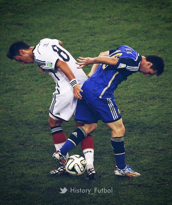 HaalandReport's tweet photo. Mesut Özil y Lionel Messi peleando por el balón. FOTAZO! http://t.co/5RA35y556w