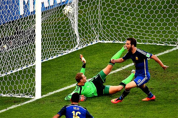 elpaiscali's tweet photo. Las mejores imágenes de la #FinalBrasil 2014: #GER vs. #ARG http://t.co/SugcymsVuu http://t.co/VOk4coDKvv