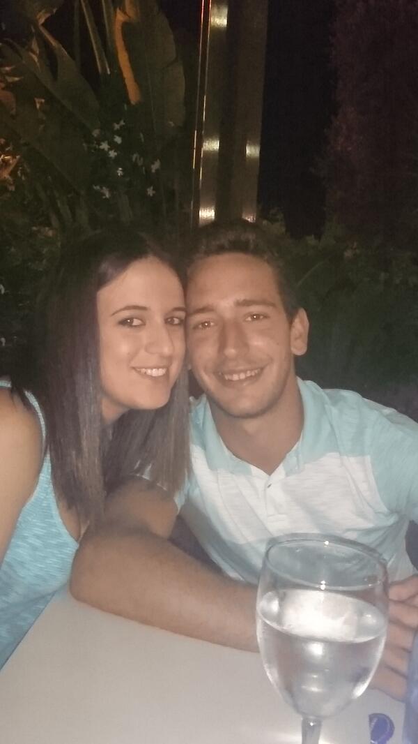 charii280712's tweet photo. Vamos a cerrar un buen finde con una buena cenita @jairo_p_g http://t.co/2GYZVIwkKX