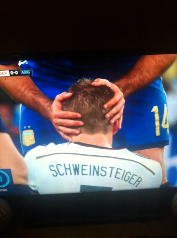 darkiemann's tweet photo. #WorldCupFinal #WorldCup2014 get on that my son #Mascherano having fun with #Schweinsteiger bit to dominant #motd http://t.co/SekP4gRGMf