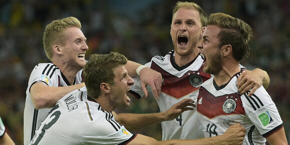 BFMTV's tweet photo. Mondial 2014: L'Allemagne remporte une quatrième Coupe du monde , devant l'Argentine http://t.co/bwfqdN9SA4 http://t.co/mhxtAcAezj