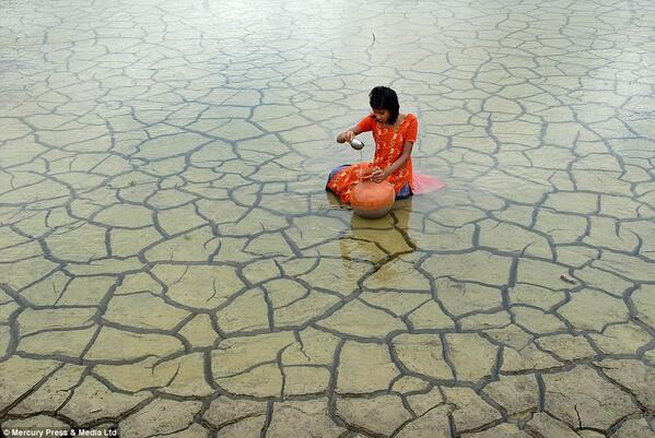 Hyacinth39's tweet image. #PreciousCommodity Woman collecting rainwater in West Bengal, India snapped by @ Prasanta Biswas