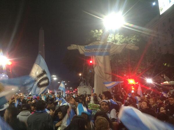 nachogiron's tweet photo. El Obelisco ahora. Una fiesta igual. @Argentina @telefenoticias @barilirodolfo @Cris_telefe http://t.co/qOf6ItcNnA