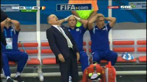Veinti_seis's tweet photo. Mi reacción con la entrega del Balón de Oro a Messi. http://t.co/grewbYOr4a
