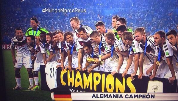 FootballFact101's tweet photo. Good guy Mario Gotze making sure his friend Marco Reus wasn't forgotten &amp; took part in the celebrations...made me cry http://t.co/QT3UIi4Su4