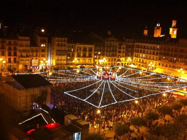 VisitPamplona's tweet photo. La plaza del Castillo en #SF14 #SFemociona http://t.co/6EPlMi4is7