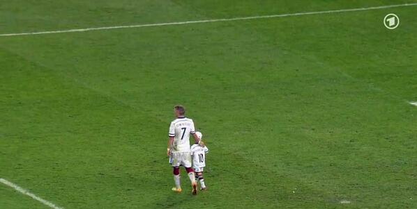 Der große Schweinsteiger und der kleine Podolski! 

Großartig.

#ger #wm2014