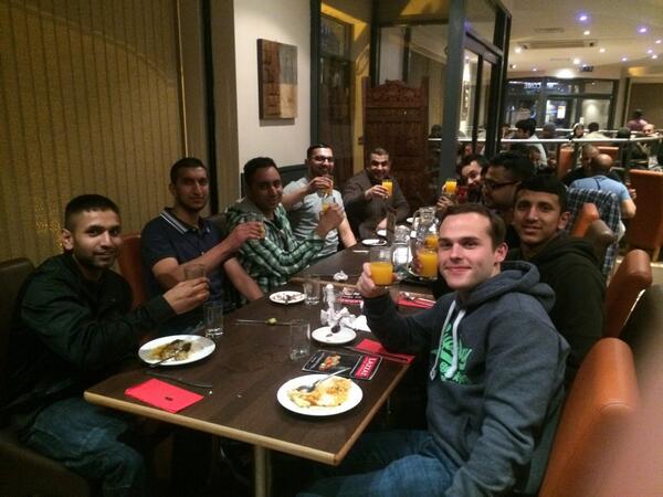 rafmiah123's tweet photo. Breaking fast with the boys from work #one team @mudanaz @a_hussain88 @S11AF http://t.co/rE3hfrZWCB