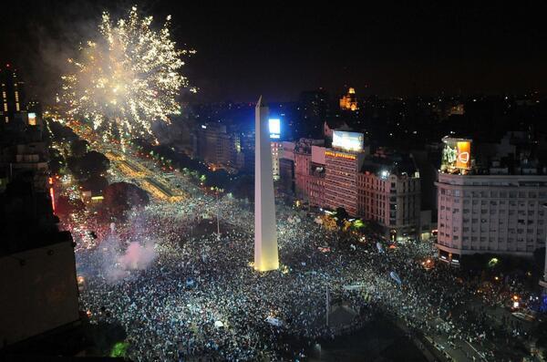 unamadresoltera's tweet photo. Brasil, decime que se siente, reconocer a tu Selección así... http://t.co/Fz54CNNJCw