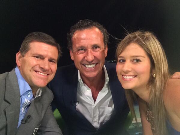 AndreaGuerreroQ's tweet image. Nuestra selfie en vivo con el más crack : Jorge Valdano! @RCNRICARDOHENAO