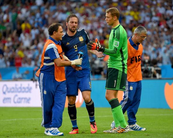 FansGHiguain's tweet photo. FOTO: Higuaín tras su choque con Neuer. http://t.co/iZ0H3Bjexf