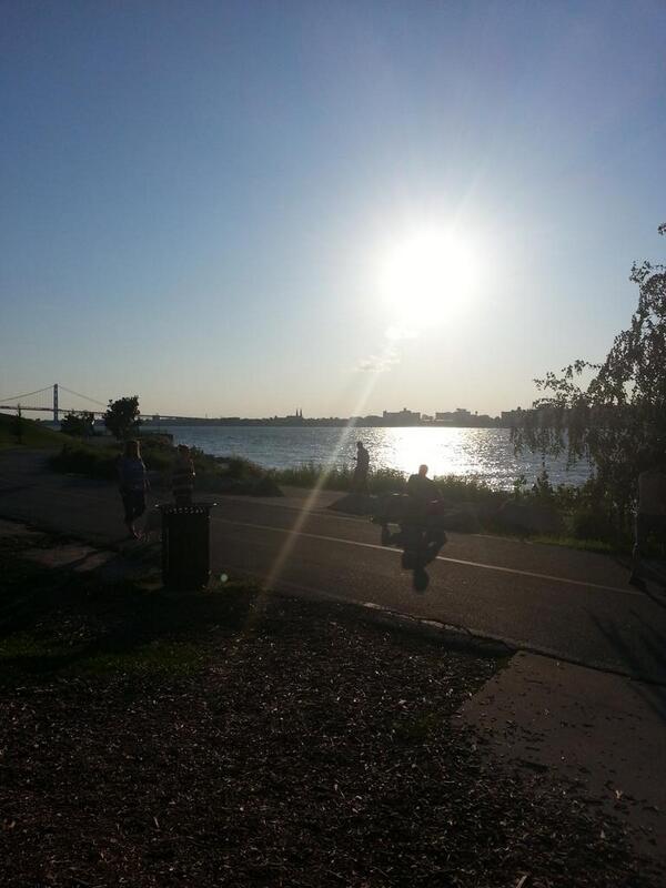 PerrottaG's tweet photo. Beautiful riverside walk in Windsor http://t.co/WCiZ5vAQyN
