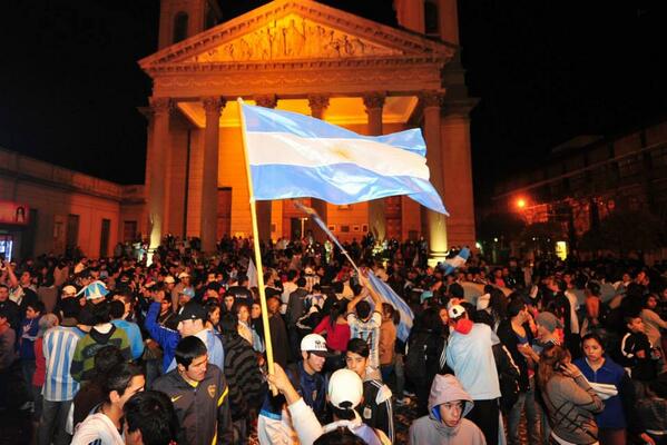 danvalcarcel's tweet photo. Provincia de corazón grande!! festejando el gran esfuerzo de nuestros  #HeroesArgentinos http://t.co/b8lO7njuzW