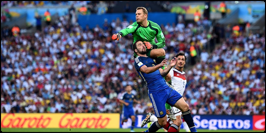 CNNChile's tweet photo. [VIDEO] Esta fue la jugada más polémica de la final. ¿Fue penal? http://t.co/nYsVzbX36U #CNNChile http://t.co/siiWHucIUo