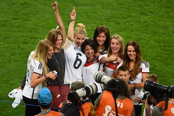 SportsbyHT's tweet photo. The German tail WAGS after a historic title #WorldCupFinal #GER #ARGvsGER #GERvsARG #Gotze #Finale http://t.co/SIENcKToWY