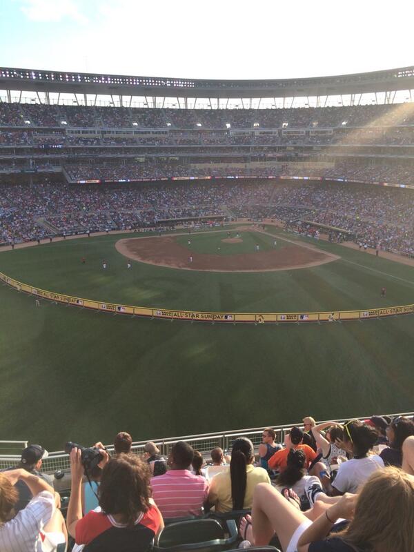 CHLOE_DAN_'s tweet photo. Hanging at All-Star Sunday watching the Legends and Celebrity game! http://t.co/xFrO7Azcil