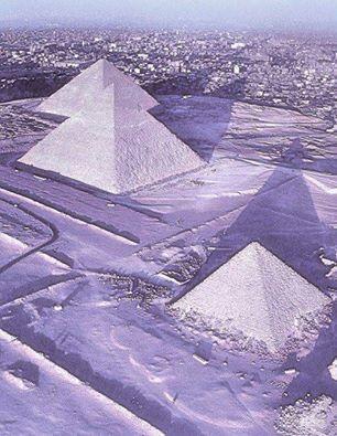 _Paisajes_'s tweet photo. Ayer, en las pirámides de Egipto. No nevaba desde hace 112 años. http://t.co/gIQhZ8ZKyr