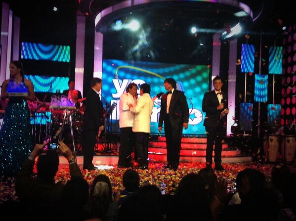 qccecuador's tweet photo. ¡El ganador de la segunda temporada de Yo me llamo es RUDY LA SCALA! #FinalYmll2 http://t.co/zmUXHwMvAU