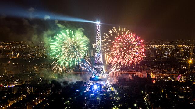 ヨーロッパ旅行 情報部 A Twitter 本日 ７月１４日は フランス革命記念日 パリ祭 シャンゼリゼ通りでは 午前中 軍事パレードが 午後には 歩行者天国となります 夜１１時からエッフェル塔を背景に花火が打ち上げられます