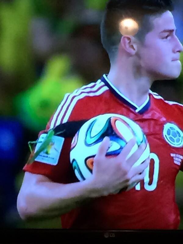 Porq nadie comento nada del grillo q se le subio a James Rodriguez cuando mete gol!!! <a href="/lopezdoriga/">Joaquín López-Dóriga</a> <a href="/LaJugadaTD/">LaJugadaTD</a>