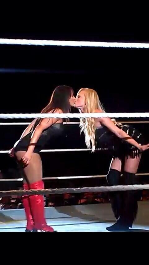 DivaSummer1's tweet photo. #WWEMSG http://t.co/Smk8m4LTor