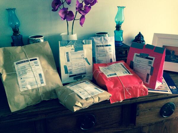 TheRecycleRoom's tweet image. Sending some parcels of 2nd-hand love to some lovely ladies in far reaching corners of OZ 💋🎀 #feelslikexmas