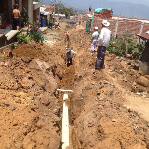 KELVINROBLES4's tweet photo. Transformando Vías, transformamos sueños, avanza obras de mejoramiento de vías en todo el Departamento de Boyacá. http://t.co/OW9noZQmzJ