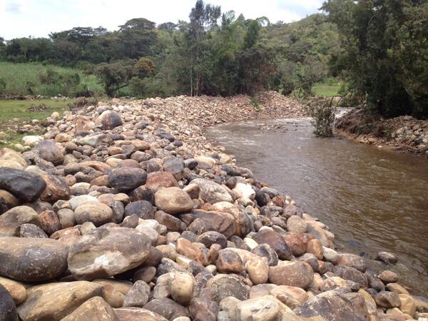KELVINROBLES4's tweet photo. Protegiendo los puentes que conectan nuestro Departamento, van 9 ríos dragados en la provincia de Occidente. http://t.co/2fo6TYuL1t