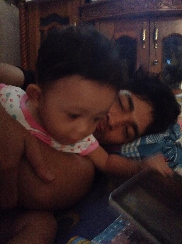 ayah dan anak bermain