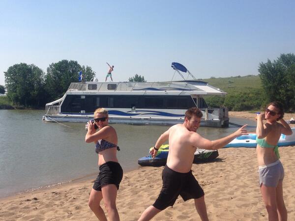 Great pose! <a href="/Svenner22/">Steve Da Silva</a> @Condawg6 <a href="/hconn2/">Heidi C</a> #photobombQdanroth #5Oclocksomewhere