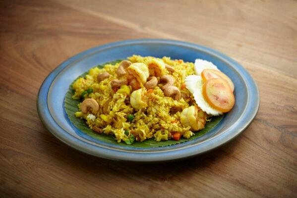 GandariaCity's tweet photo. Lunch time @ThaiAlley Gandaria City South Mainstreet GF! Get these delicious Khao Pad Sapparod here with #MDVGC http://t.co/ygGOPFMUxe