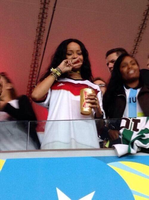 NavyDiko's tweet photo. @ReblRihanna @RihannaReplay http://t.co/CXwHEmANF4
